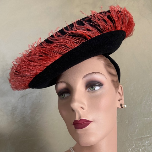 COMELY 1940s\' BLACK FELT TILT WIDE BRIM HAT WITH RED OSTRICH FEATHER TRIM
